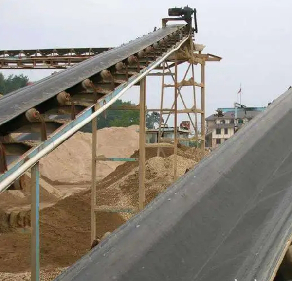 Enhancing Conveyor Belt Systems with M-driver 900 series Frequency Converters